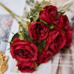 Rote Vintage Kunstblumen zum Valentinstag 
