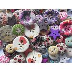 100 Knöpfe aus Holz mit Blumen Mustern Ornamenten und anderen bunt Durchmesser 15 mm bis 25 mm rund Knöpfe und Sterne