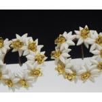 1950S Screw Back Ohrringe Weiße Kunststoff Blumen Kreis Mit Gelben Rocailles Mitte