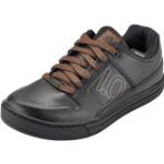Schwarze adidas Core MTB Schuhe aus Leder isoliert für Herren Größe 40,5 