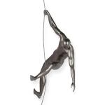 ADM - 'Bergsteiger 2' - Moderne figurative Skulptur aus Metalleffekt Harz, zum Aufhängen an der Wand - Anthrazit - H31 cm