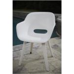 Weiße Stühle im Bauhausstil 