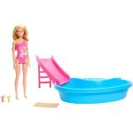 Barbie Puppe und Zubehör - Pool mit Rutsche und Accessoires für stundenlanges Spielvergnügen in der Sonne, pinkfarbener Badeanzug mit tropischem Design, für Kinder ab 3 Jahren, HRJ74