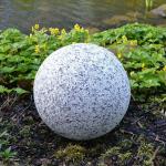 Graue Gartenkugeln aus Granit 