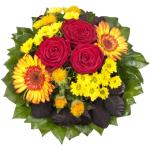 Dominik Blumen und Pflanzen, Blumenstrauß "Blütenmeer" mit roten Rosen, Färberdistel, Chrysanthemen und Gerbera