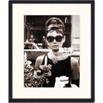 Schwarze Moderne Audrey Hepburn Poster mit Rahmen aus Holz 