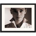 Schwarze Moderne Audrey Hepburn Poster mit Rahmen aus Holz 