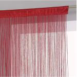 Rote Fadenvorhänge aus Textil 