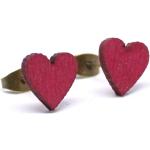 Rote Herzohrstecker mit Herz-Motiv aus Holz zum Valentinstag 