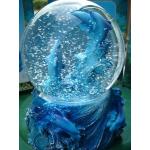 Blaue Schneekugeln mit Delfinmotiv aus Glas 