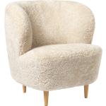 Gubi - Stay Lounge Chair - weiß, Stoff - 70x76x70 cm - Sheepskin moonlight/Beine oak semi matt lacquered (103)
