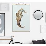 Haus am Meer Stoffbild Mit Posterleisten - Jonas Loose - Origami Seepferdchen - Hochformat 3:2 schwarz