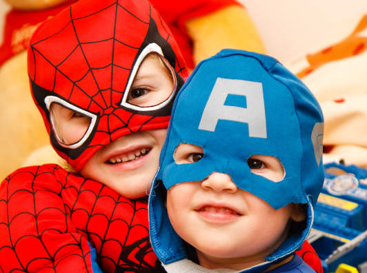 Zwei Kinder verkleidet als Spider-Man und Captain America