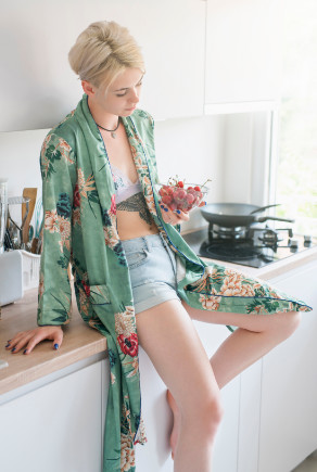 Vrouw thuis in turquoise kimono