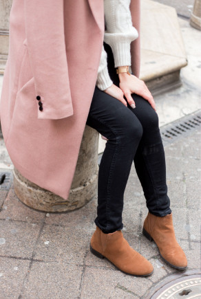 Mode-Bloggerin HeyJulie mit braunen Chelsea Boots aus Veloursleder