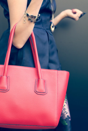 Ausschnitt von Frauen mit braunen Handtaschen