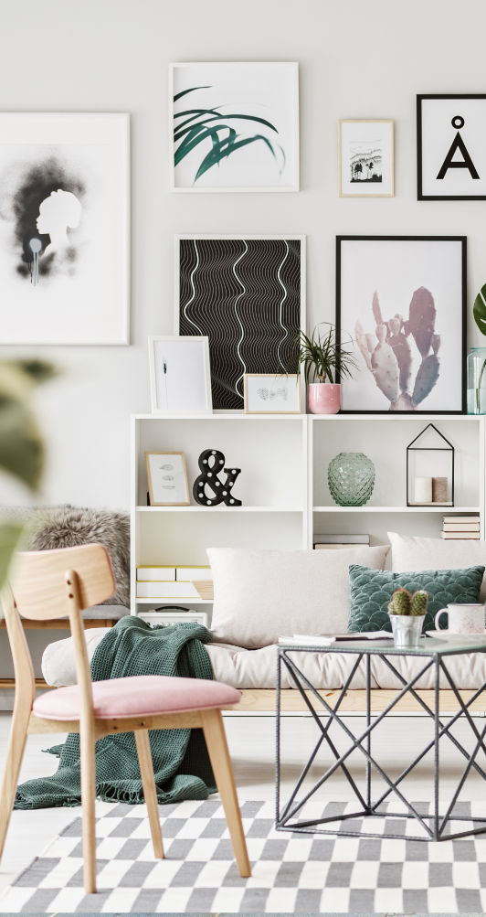 Wohnzimmer mit Bildern, Vasen, Stuhl und Couch 
