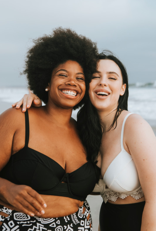 Zwei Frauen am Strand mit Bikinis für große Oberweite