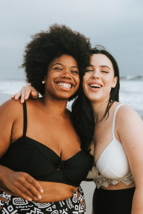 Zwei Frauen am Strand mit Bikinis für große Oberweite