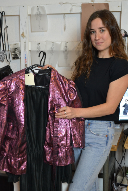 Designerin Clémence de Lafosse mit einer upgecycleten Jacke aus ihrer Kollektion