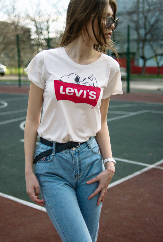 Frau mit Levi's Jeans und Logo Shirt mit Snoopy
