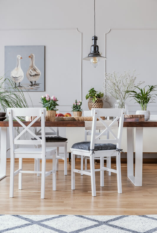 Esszimmer im Landhausstil mit weißem Esstisch und weißen Stühlen