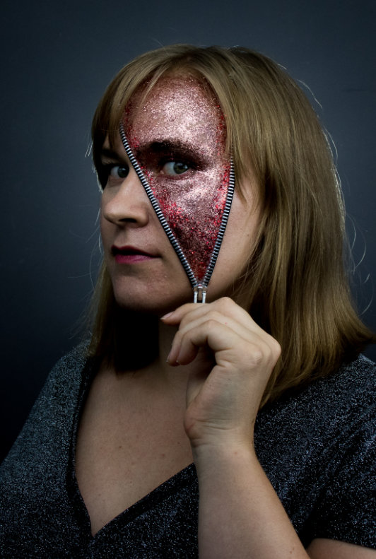 Frau mit Halloween Reißverschluss Make-Up mit rosa Glitter