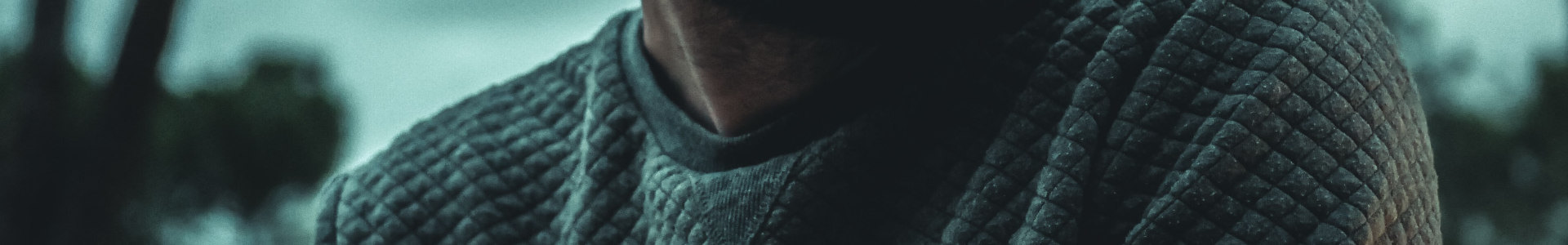 Close-up von Mann mit grauem Pullover
