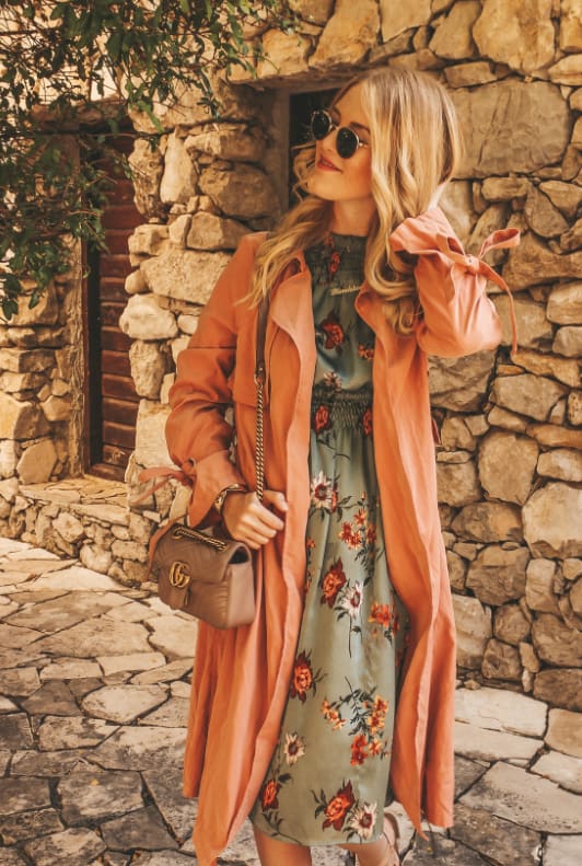 Influencer TheBlondeLion im Trenchcoat und Kleid mit Blumenmuster