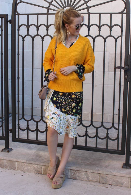 Influencerin TheBlondeLion mit gelbem Pulli und Blumenkleid