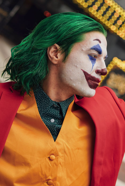 Joker Cosplayer in Kostüm