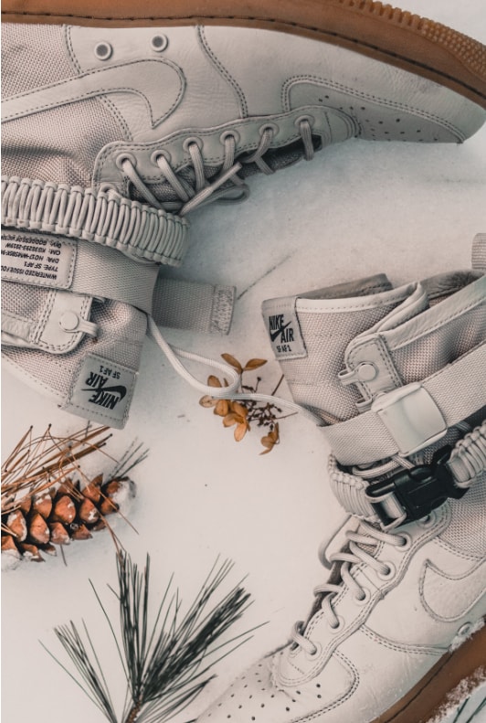 Weiße Sneaker im Schnee