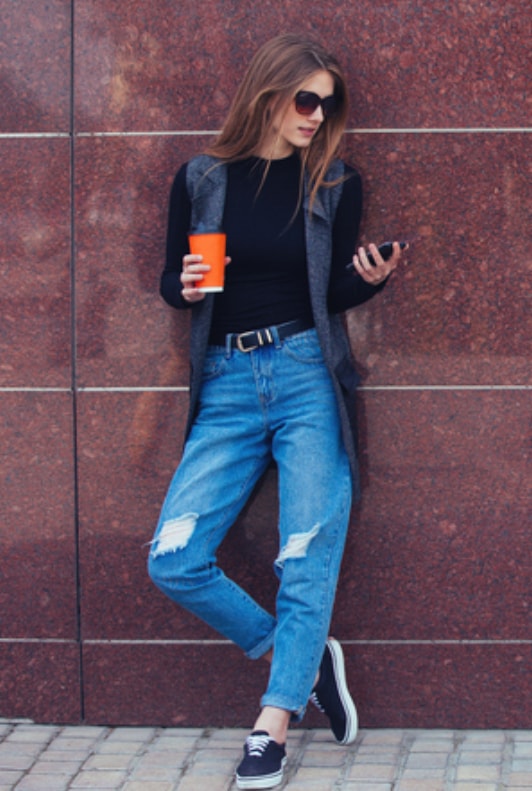 Street Style: Frau mit Boyfriend-Jeans und ärmelloser Cardigan