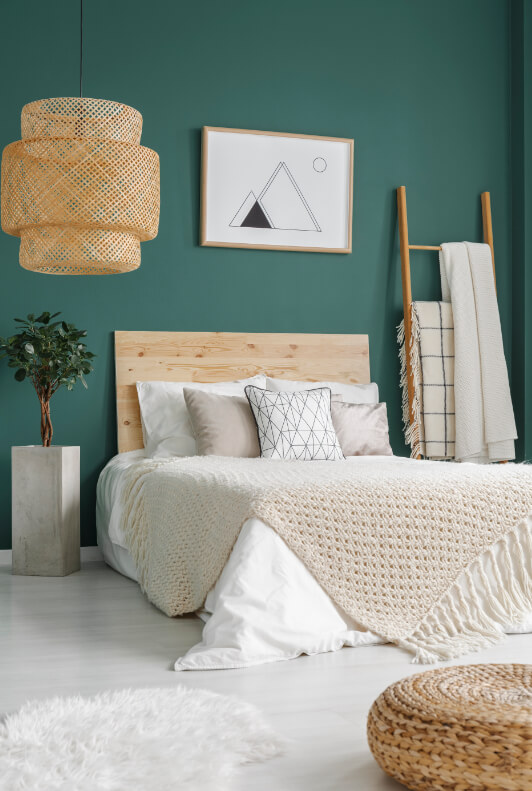 Schlafzimmer in Grün- und Sandfarben mit Wanddeko, Bildern un Grünpflanze
