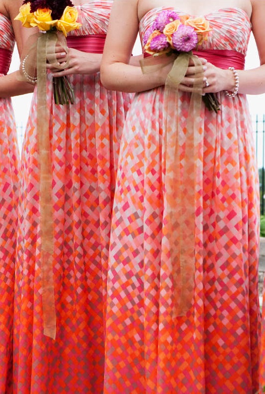 Brautjungfern in korallfarbenen Kleidern