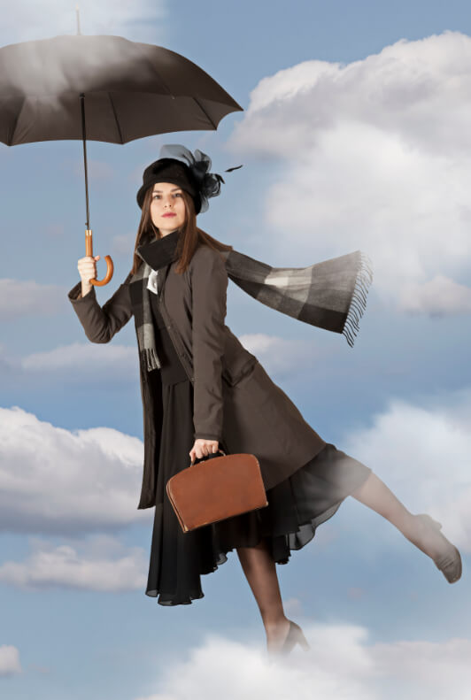 Frau im Mary Poppins Kostüm
