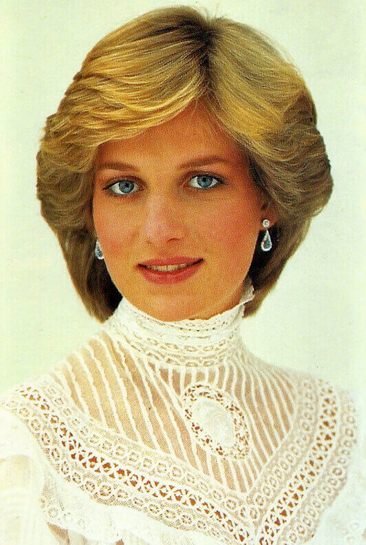 Prinzessin Diana in weißer Spitzenbluse