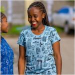 Kipepeo-Clothing Gemustertes Damen T-Shirt aus Bio-Baumwolle „Nairobi City“ hellblau