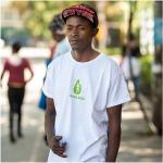 Kipepeo-Clothing Herren Print T-Shirt aus Bio-Baumwolle AVOCADO Weiß. Handmade in Kenya