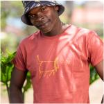 Kipepeo-Clothing Herren Print T-Shirt aus Bio-Baumwolle LION Marsala. Handmade in Kenya