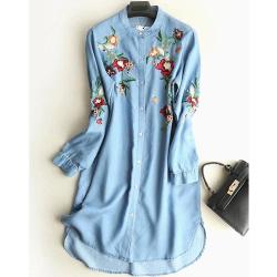 Langärmeliges Kleid mit Blumenstickerei und Knopfleiste aus Denim, Hellblau / M