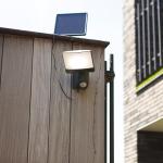 Anthrazitfarbene LUTEC LED Außenstrahler aus Kunststoff Solar 