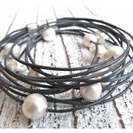 Anthrazitfarbene Boho Wickelarmbänder aus Leder mit Echte Perle handgemacht für Damen 