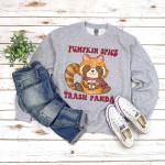 Lustiges Kürbis Gewürz Trash Panda Sweatshirt, Herbst Roter Panda, Kawaii Halloween Shirt, Süßes Thanksgiving
