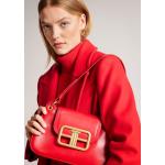 Rote Oversize Ted Baker Lederhandtaschen mit Riemchen aus Leder für Damen 