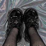 Schwarze Lack-Optik Mary Jane Pumps mit Nieten mit Schnalle für Damen Größe 40 
