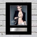 Miley Cyrus Signiertes Foto mit Passepartout