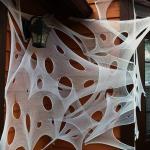 Weiße Spinnennetze mit Halloween-Motiv 