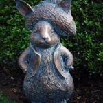 Cyanblaue Hasen-Gartenfiguren aus Kunstharz 