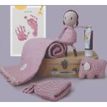 Pebble Handgemacht und herzgedachtes Neugeborenen Geschenkset mit fair Trade Spielsachen und Hand und Fuß Stempelspaß